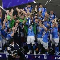 Fotbalisté Neapole se radují ze zisku mistrovského titulu po posledním kole italské ligy, 4. června 2023, Neapol.