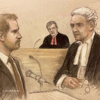Britský princ Harry (vlevo) na kresbě během křížového výslechu u londýnského vrchního soudu, kde žaluje vydavatele bulvárního deníku Daily Mirror za nezákonné postupy při shromažďování informací. Vpravo právník MGN Andrew Green, který výslech vedl. 6. června 2023. 
