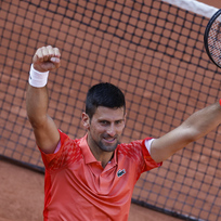Srbský tenista Novak Djokovič se raduje z postupu do semifinále French Open v Paříži, 6. června 2023.