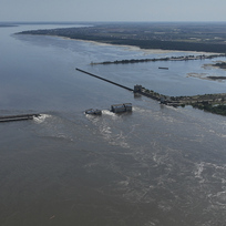 Poškozená Kachovská přehrada v okupované části jižní Ukrajiny na snímku ze 7. června 2023. 