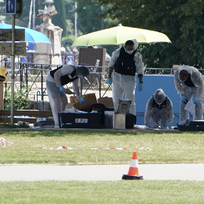 Kriminalisté na místě incidentu ve východofrancouzském městě Annecy, při kteréme útočník pobodal šest lidí, 8. června 2023.