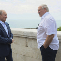 Ruský prezident Vladimir Putin (vlevo) při setkání se svým běloruským protějškem Alexandrem Lukašenkem, 9. června 2023.