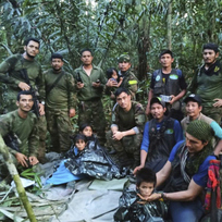 V Kolumbii se po 40 dnech našly čtyři děti, které se po pádu malého letadla ztratily v amazonské džungli. Děti ve věku jeden, čtyři, devět a 13 let zachránila armáda nedaleko místa nehody letadla, napsala agentura Reuters. 9. června 2023.
