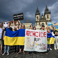 Happening na protest proti odstřelení ukrajinské přehrady Kachovka, který uspořádal Hlas Ukrajiny, 10. června 2023, Staroměstské náměstí, Praha.