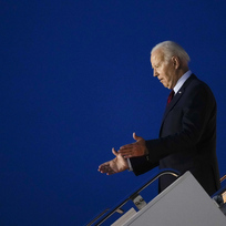 Americký prezident Joe Biden vystupuje v Londýně z letadla, 9. července 2023. 