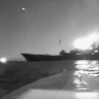Ukrajina v noci na 4. srpna 2023 při speciální operaci u ruského černomořského přístavu Novorossijsk zasáhla ruskou výsadkovou loď Oleněgorskij Gorňak. Snímek z paluby ukrajinského vodního dronu zachycuje útok na plavidlo. 