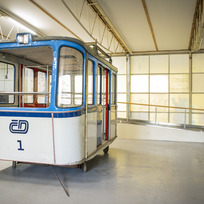 Původní kabinka lanovky na Ještěd z roku 1933 a jedna z posledních používaných kabin (na snímku) doplní chystanou expozici o lanovce na Ještěd v Technickém muzeu, 22. srpna 2023 v Liberci. 