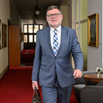 Ministr financí Zbyněk Stanjura přichází na schůzi vlády, 23. srpna 2023, Praha.