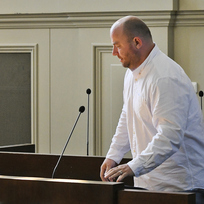 Soud jedná o dohodě o vině a trestu pro  bývalého rozhodčího Tomáše Grímma, 6. září Plzeň. Tomáš Grímm přichází k soudu.
