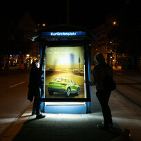Aktivisté z klimatického a sociálního hnutí Attac v noci na 7. září 2023 v Mnichově vyměnili na zastávkách autobusů a tramvají a ve stanicích metra plakáty za falešnou reklamu, ve které zesměšňují auta jako symbol svobody a ukazují následky globální katastrofy v německých městech.