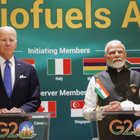 Zleva americký prezident Joe Biden a indický premiér Narendra Modi na  summitu největších světových ekonomik ze skupiny G20 v indickém Dilí, 9. září 2023. 