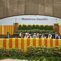 Na summitu skupiny velkých ekonomik G20 v Dillí lídři států a vlád společně uctili památku indického politika a bojovníka za nezávislost Mahátmy Gándhího. 10. září 2023. 