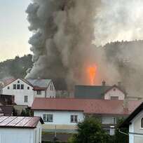 V Tanvaldu hasiči od rána likvidují požár rekonstruované budovy bývalého penzionu. Vyhlásili třetí stupeň poplachu, na místě je přes deset jednotek, 15. září 2023. 