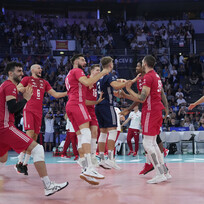 Volejbalisté Polska se radují z titulu na ME po finálovém vítězství nad domácí Itálií 16. září 2023.