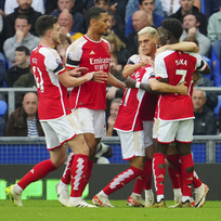 Utkání 5. kola anglické fotbalové ligy Everton - Arsenal, 17. září 2023. Hráči Arsenalu se radují z gólu, druhý zprava je jeho autor Leandro Trossard.