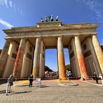 Braniborská brána v Berlíně nastříkaná červenou barvou od aktivistů z klimatického hnutí Letzte Generation (Poslední generace), 17. září 2023.
