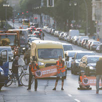 Klimatičtí aktivisté z hnutí Letzte Generation blokují silniční dopravu v Berlíně, 18. září 2023. 