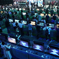 Ilustrační foto - Účastníci Game Show zkoušejí novou počítačovou hru v japonské Čibě 21. září 2023.