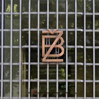 Emblémy Živnostenské banky, které se po více než 80 letech vrátily na své původní místo na budovu banky v ulici Na Příkopě, 21. září 2023, Praha. 
