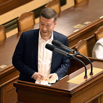 Tomio Okamura (SPD) na schůzi Sněmovny svolané z podnětu koaličních poslanců ke schvalování vládního konsolidačního balíčku, 22. září 2023, Praha.