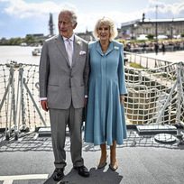 Britský král Karel III. a královna Camilla pózují na britské fregatě Iron Duke kotvící na nábřeží řeky Garonne ve francouzském městě Bordeaux 22. září 2023.