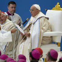 Papež František slouží mši na stadionu Vélodrome ve francouzském městě Marseille, 23. září 2023.