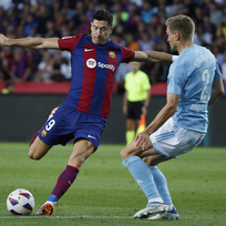 Utkání 6. kola španělské fotbalové ligy FC Barcelona - Celta Vigo, 23. září 2023. Zleva Robert Lewandowski z Barcelony a Carl Starfelt ze Celty Vigo. 