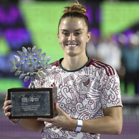 Řecká tenistka Maria Sakkariová s trofejí pro vítěze turnaje v Guadalajaře, 23. září 2023.