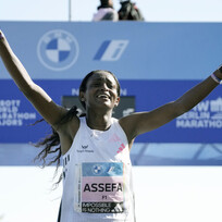 Etiopská běžkyně Tigist Assefaová v cíli Berlínského maratonu, 24. září 2023. 