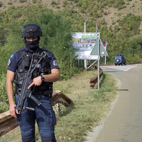 Kosovský policista hlídkuje na silnici u obce Banjska, 55 km severně od hlavního města Priština, 24. září 2023.