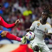 Utkání 6. kola španělské fotbalové ligy Atlético Madrid - Real Madrid, 24. září 2023. Zleva Alvaro Morata z Atlética a Eduardo Camavinga z Realu.