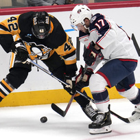 Zleva Libor Hájek z týmu Pittsburgh Penguins a Justin Danforth z týmu Columbus Blue Jackets v přípravném utkání hokejové NHL, 24. září 2023, Pittsburgh.