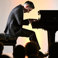Romský klavírista Tomáš Kačo vystoupil v Jízdárně Pražského hradu, 25. září 2023.