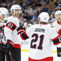 Přípravné utkání před NHL, Toronto - Ottawa, 25. září 2023. Dominik Kubalík (druhý zleva) se raduje se spuhráči z gólu.