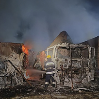 Ilustrační foto - Hasiči zasahují u požáru kamionů v ukrajinském přístavu Izmajil po ruském útoku drony 26. září 2023.