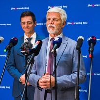 Tiskový brífink prezidenta Petra Pavla (vpravo) s hejtmanem Janem Grolichem (vlevo) na Krajském úřadu v Brně, 26. září 2023.