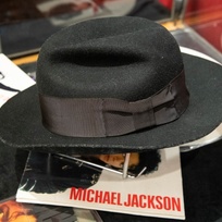 Černý klobouk se stuhou, který během svých vystoupení nosil americký zpěvák Michael Jackson, se 26. září 2023 na aukci v Paříži prodal za 77.640 eur.