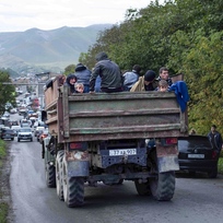 Etničtí Arméni z Náhorního Karabachu jedou v nákladním automobilu mířícího do arménského města Goris 26. září 2023.