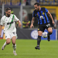 Utkání 6. kola italské fotbalové ligy Inter Milán - Sassuolo, 27. září 2023. Zprava Hakan Calhanoglu z Interu Milán a Domenico Berardi ze Sassuoloa. 