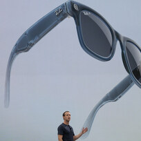Šéf společnosti Meta Mark Zuckerberg při představení technologických novinek firmy 27. září 2023. Na snímku  jsou chytré brýle.