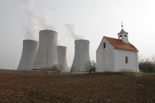 Jaderná elektrárna Dukovany s kostelíkem