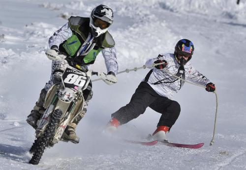 Vyznavači motoskijöringu a koňského skijöringu se 30. ledna sjeli do Bohuňova na Žďársku, kde na speciálně upravené trati mohli závodit rychlostí až 80 kilometrů v hodině taženi motocyklem nebo koněm.