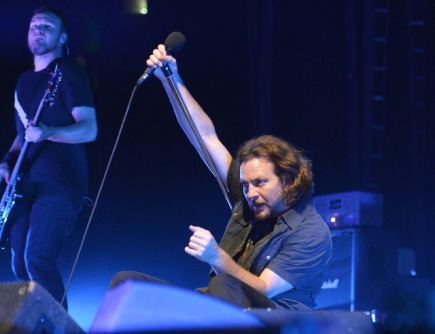 Il n’y aura pas de concert de Pearl Jam à Prague vendredi, le chanteur se fait mal aux cordes vocales