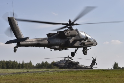 Amerikanische Kampfhubschrauber landen als Verstärkung für die NATO Ost in Polen