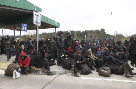 Migranci płacą swoim władzom drogę do polskiej granicy – mówią działacze