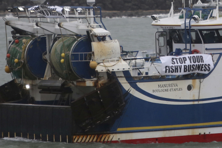 Französische Fischer haben eine Blockade des Ärmelkanaltunnels gestartet