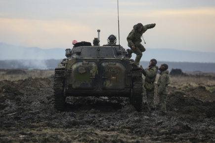 Russland hat mehr als 10.000 Soldaten in die Kaserne abgezogen, einige auch aus der Ukraine
