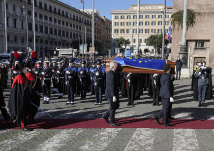 Politici italiani ed europei salutano il capo del Parlamento europeo, Sassoli, ai funerali di stato