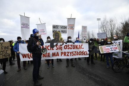 Aktivisten aus Tschechien, Deutschland und Polen demonstrierten für die Beendigung des Bergbaus im Bergwerk Turów