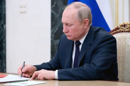 Putin has signed a 15-year-old law for false reports from state authorities